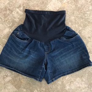 Two Hearts Maternity shorts size large